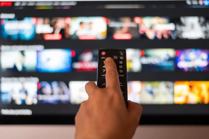 Canais FAST no Brasil: streaming gratuito com publicidade em TV conectada