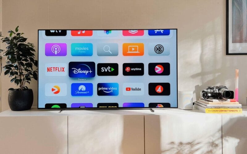 Plataformas de streaming em telas conectadas ilustrando a falta de diferenciação em streaming